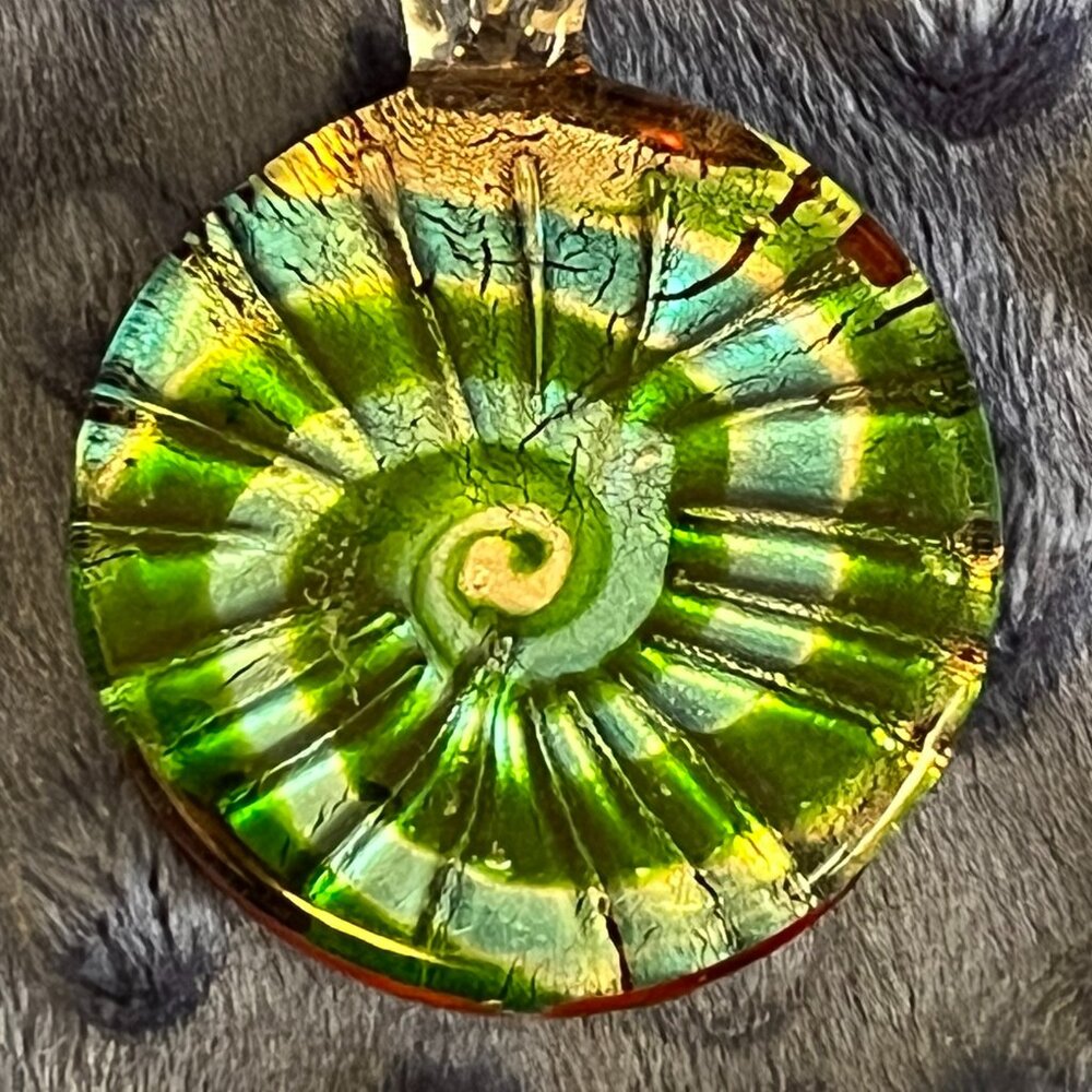 3D Conch‑Inspire Lampwork & Dichroic Glass Pendant